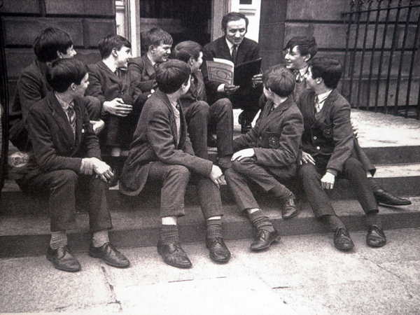 Pupils-1.jpg - Ricky Demarco with a group of pupils. Photo taken back in 19??. Can anyone remembers who was there and what was going on? Let us know.
