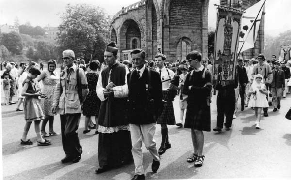 Lourdes_1961.4.jpg - The Cardinal with Sandy Gordon and David Pia