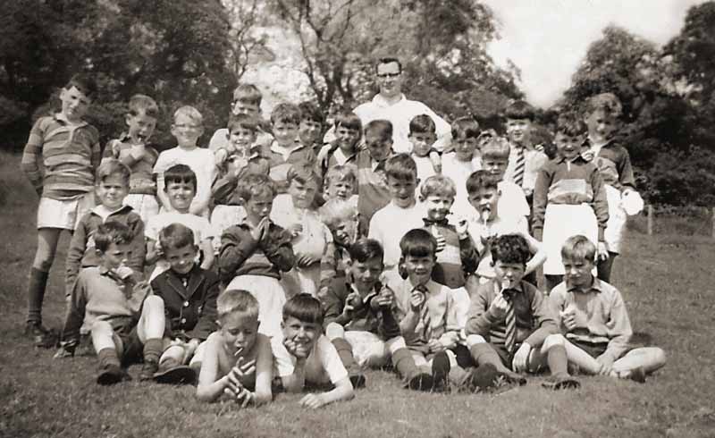 Class-Photo-P4-1964.jpg - Class photo with Br McCormick, P4 in 1964.