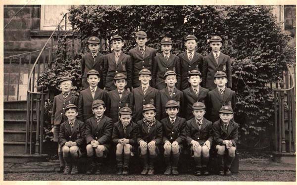 HughPettigrew.jpg - This photo was supplied by the widow of Hugh Pettigrew.Can anyone add some names?