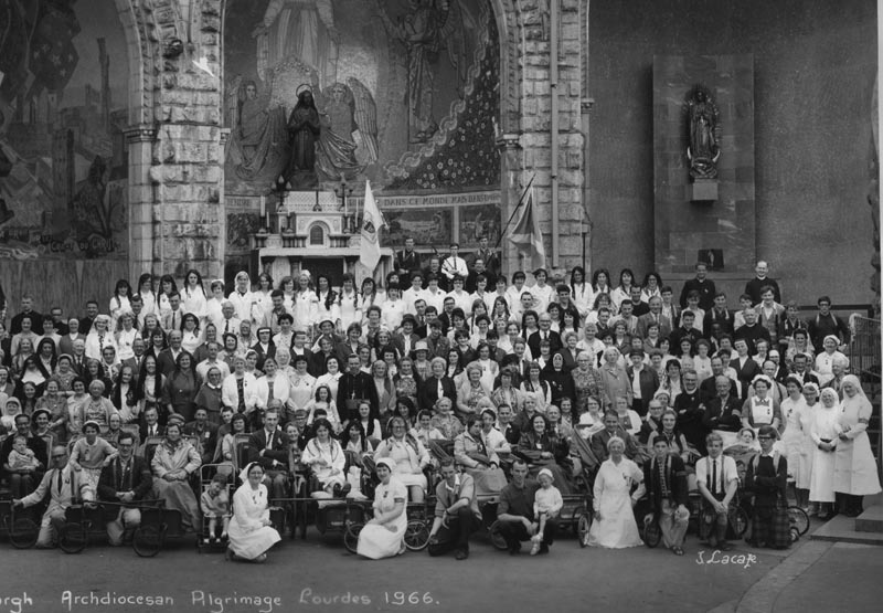 Lourdes66a.jpg - Here is the photo of the 1966 Edinburgh Pilgrimage which had many Scotus and Craiglockhart pupils on it.