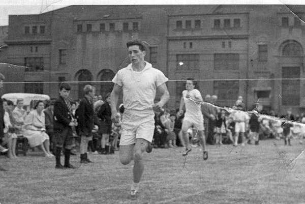 roddy_Zentil.jpg - Roddy Zentil winning the 440 yrds in 1962