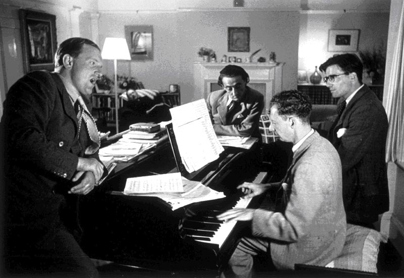 Arthur_Oldham.jpg - Photo Hulton Getty Benjamin BRITTEN, Peter PEARS, Ronald DUNCAN & Arthur OLDHAM, (1949) 1949: Peter Pears singing an aria extract from Billy Budd by Benjamin Britten, during the composition of this work. The composer is at the piano; writer Ronald Duncan is at the center, and Arthur Oldham is on the right, next to Benjamin Britten.