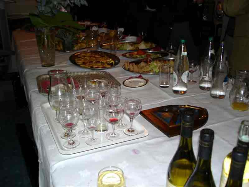 ru05-27.jpg - The remains of the buffet.